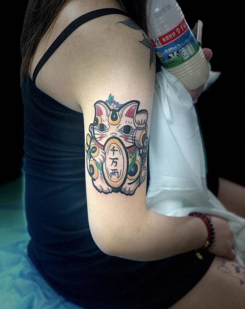 招财猫纹身图片_手臂水彩纹身图案