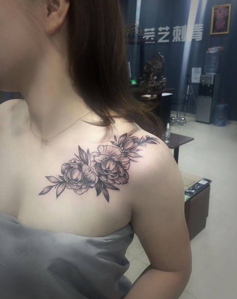 素花纹身图片_胸部点刺玫瑰纹身图案