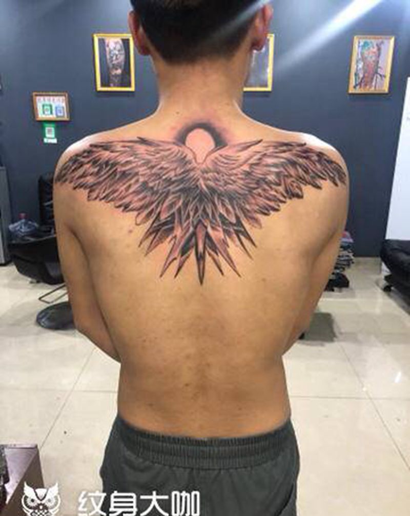 翅膀纹身图片_背部新传统翅膀纹身图案