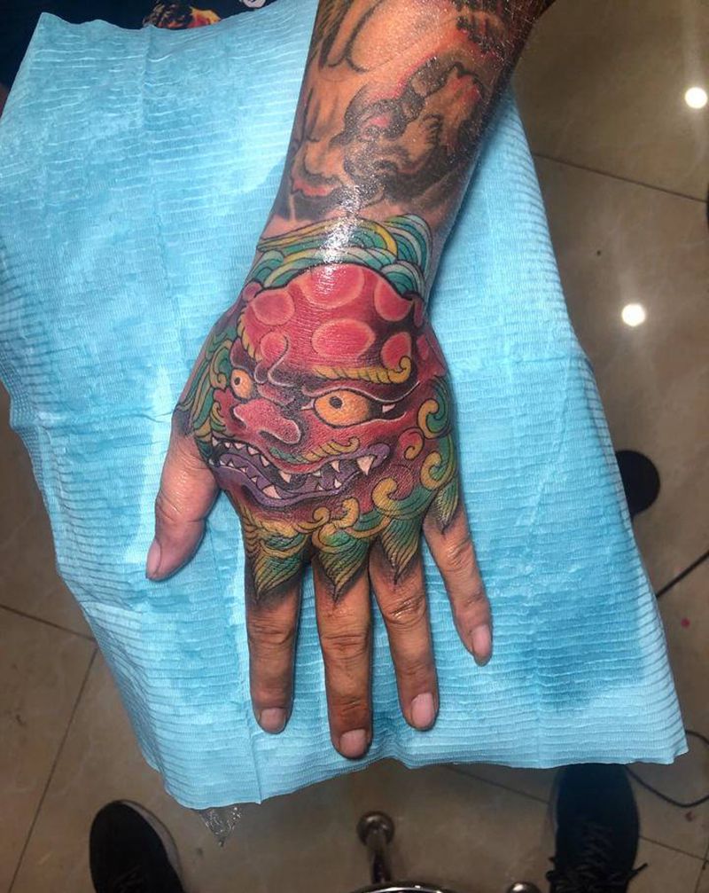 唐狮子纹身图片_手部新传统唐狮子纹身图案