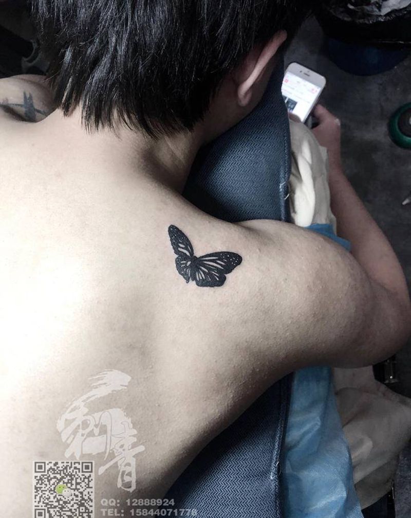 小蝴蝶纹身图片_背部图腾纹身图案