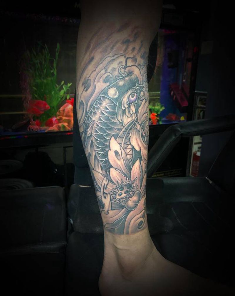 鲤鱼纹身图片_腿部新传统鲤鱼纹身图案