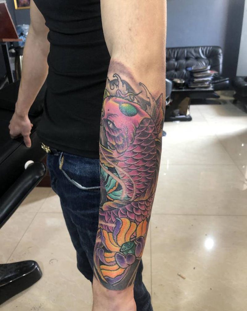 鲤鱼纹身图片_手臂新传统鲤鱼纹身图案