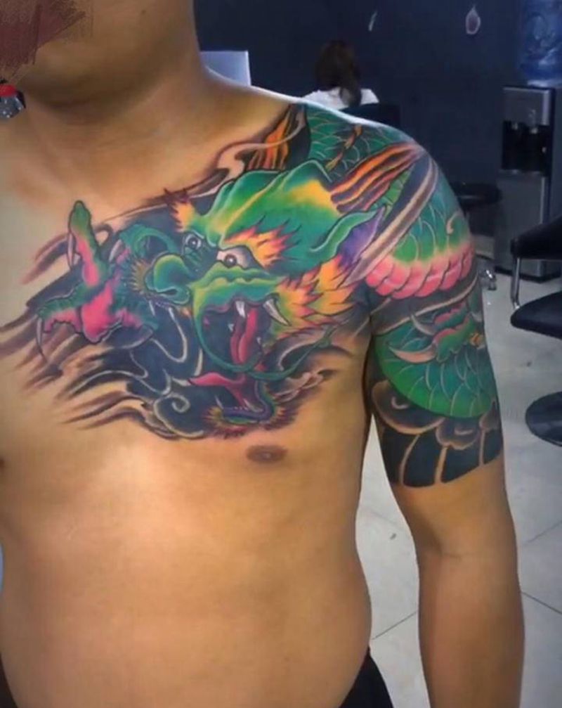 半甲遮盖榔头纹身图片_手部新传统遮盖纹身图案