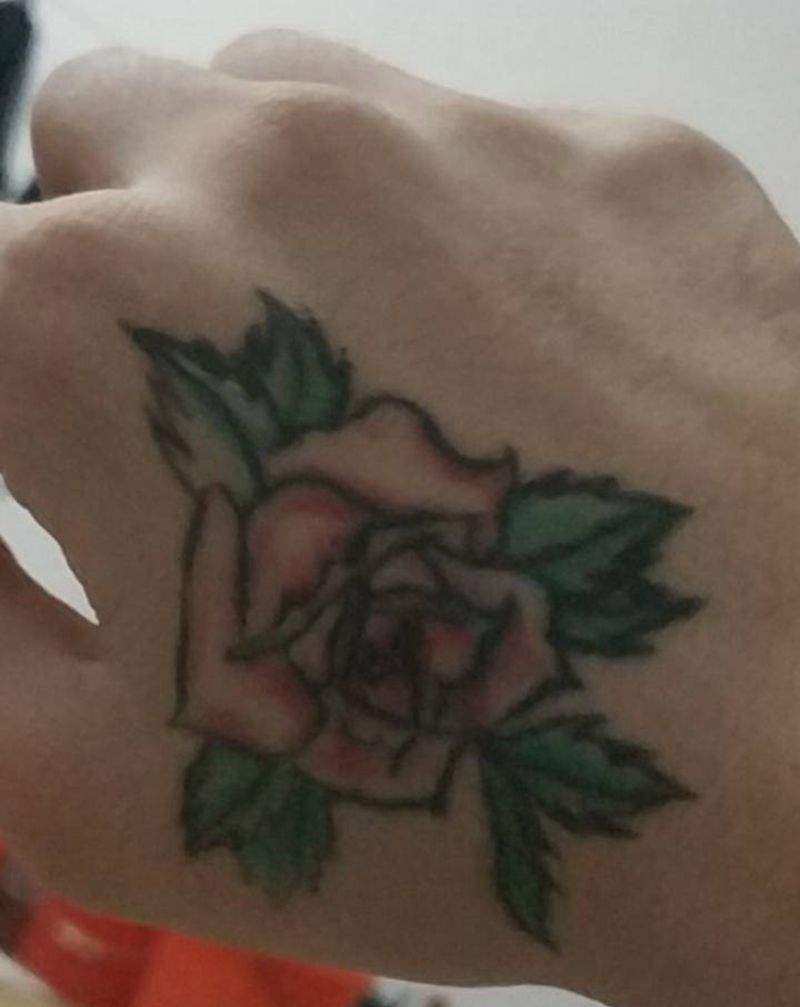 花拳纹身图片_新传统手背牡丹花纹身图案