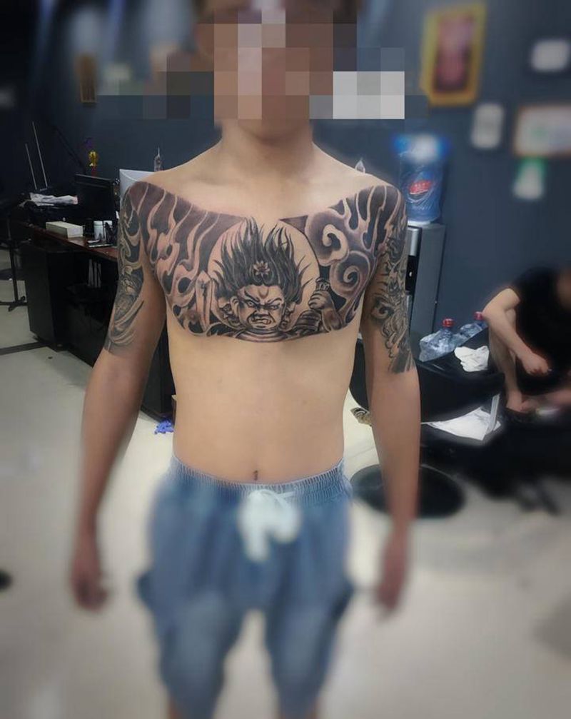 花胸纹身图片_新传统不动明王纹身图案