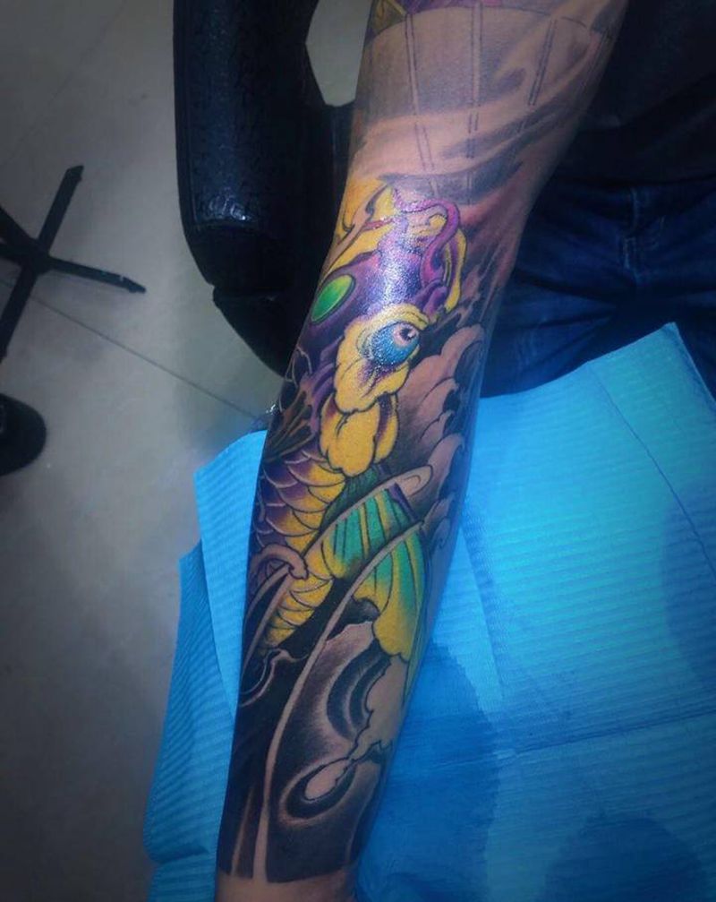 鲤鱼纹身图片_手臂新传统鲤鱼小臂纹身图案