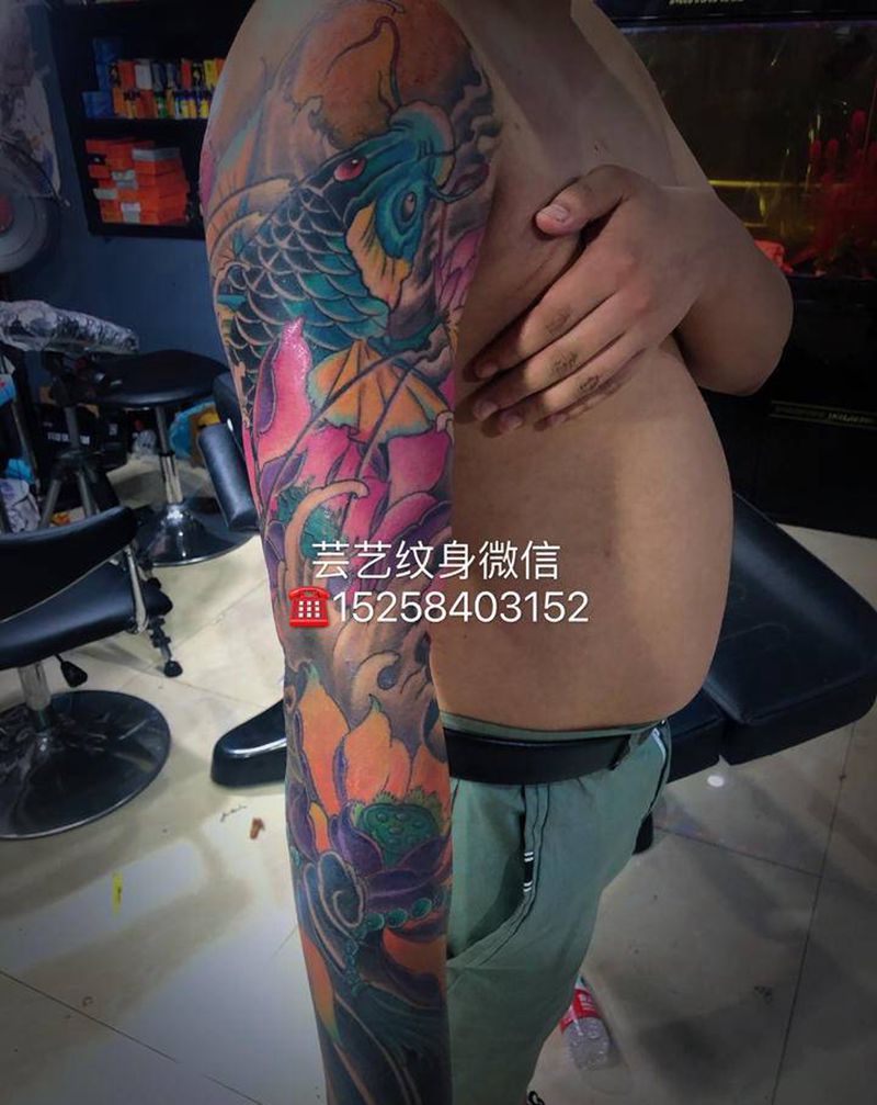 花臂纹身图片_手臂新传统鱼荷花纹身图案