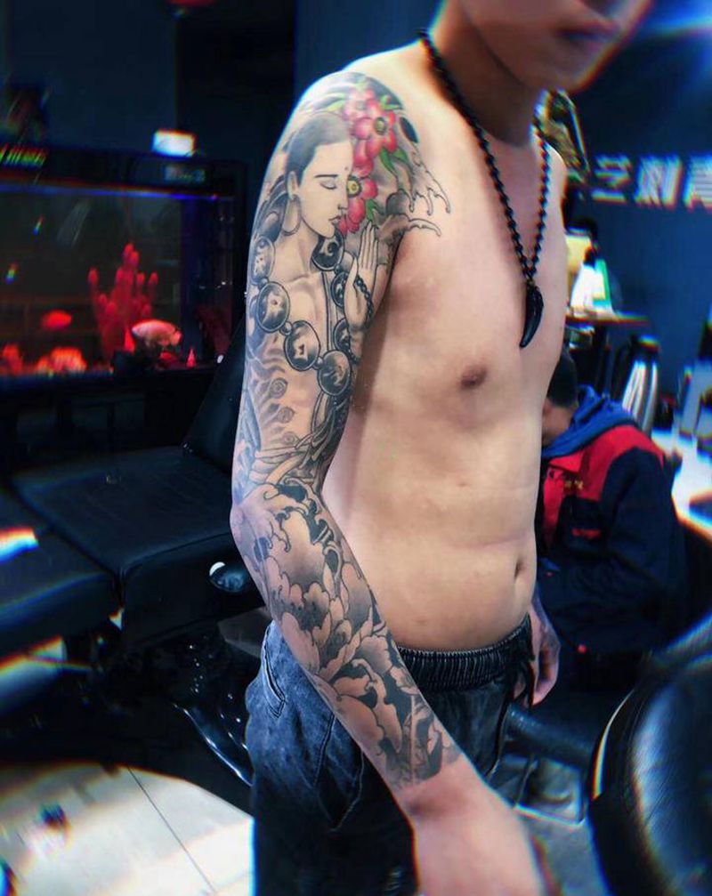 花臂纹身图片_手臂新传统达摩佛花臂纹身图案