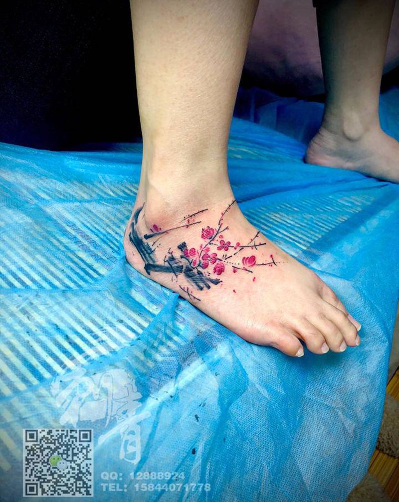 梅花遮盖纹身图片_脚部纹身图案
