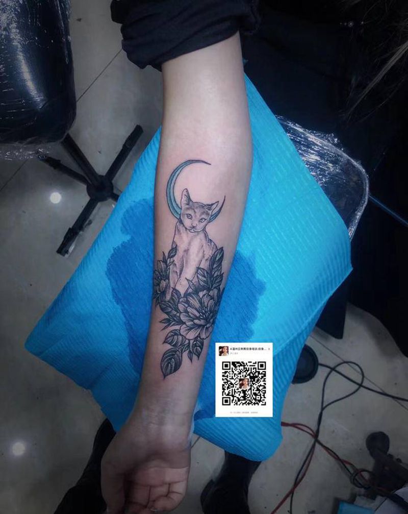 小猫纹身图片_手臂点刺猫素花纹身图案