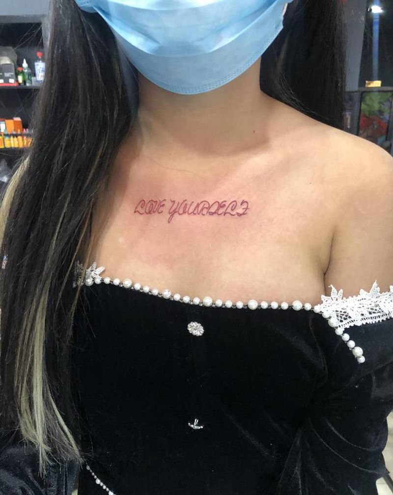 锁骨小清新纹身图片_胸部花体字小清新纹身图案