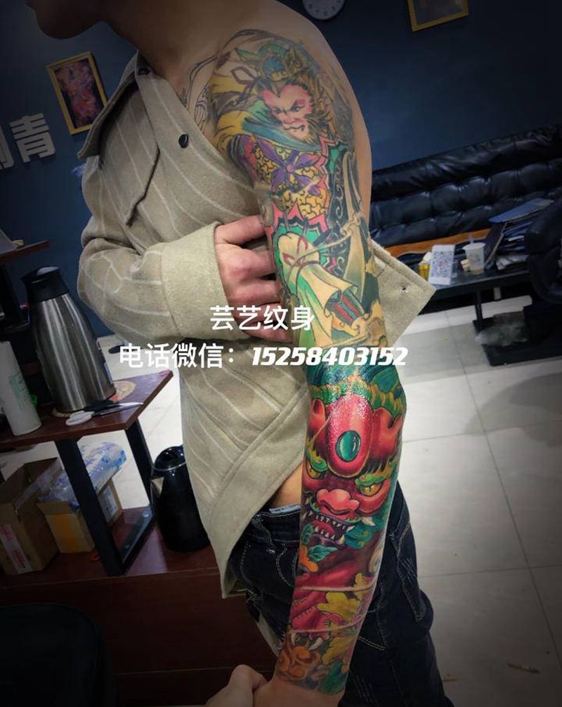 彩色花臂纹身图片_手臂新传统花臂唐狮孙悟空纹身图案