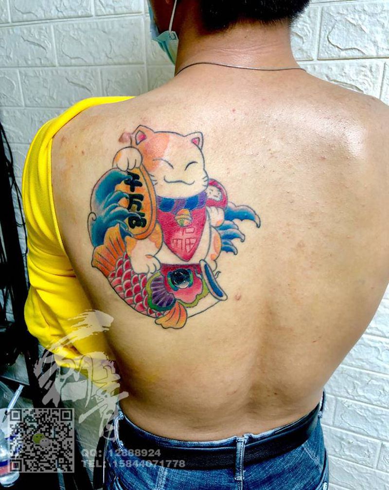 招财猫纹身图片_肩部背部纹身图案