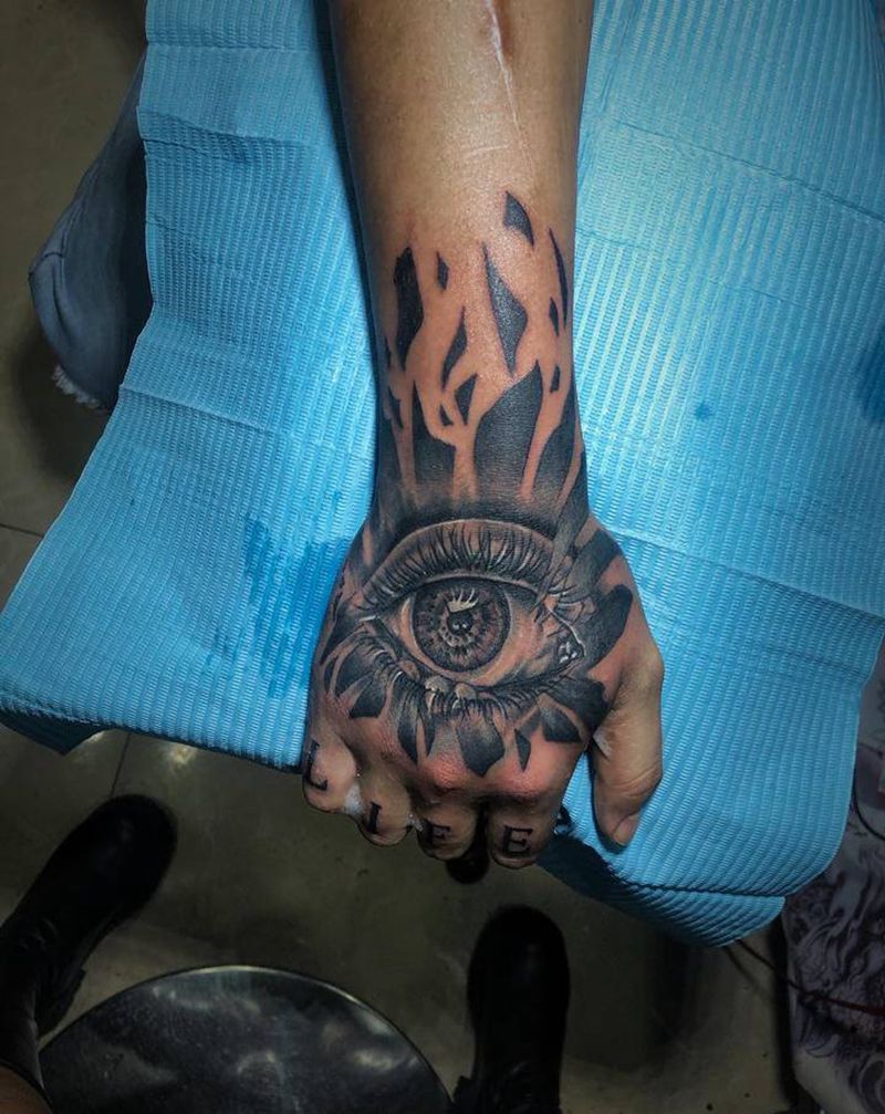 手背纹身图片_手部新传统眼睛纹身图案