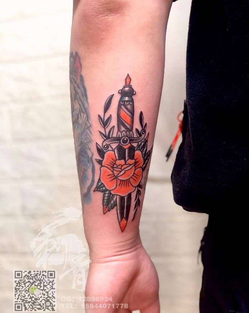 宝剑与玫瑰纹身图片_手臂Old School纹身图案