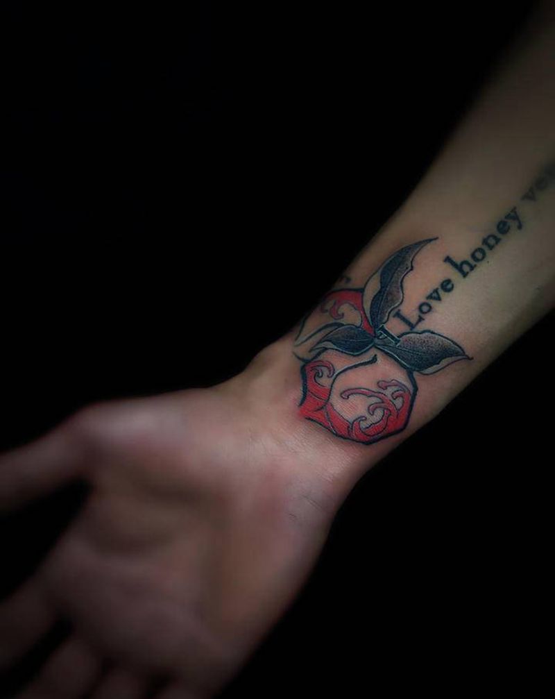 桃子纹身图片_手部老传统纹身图案