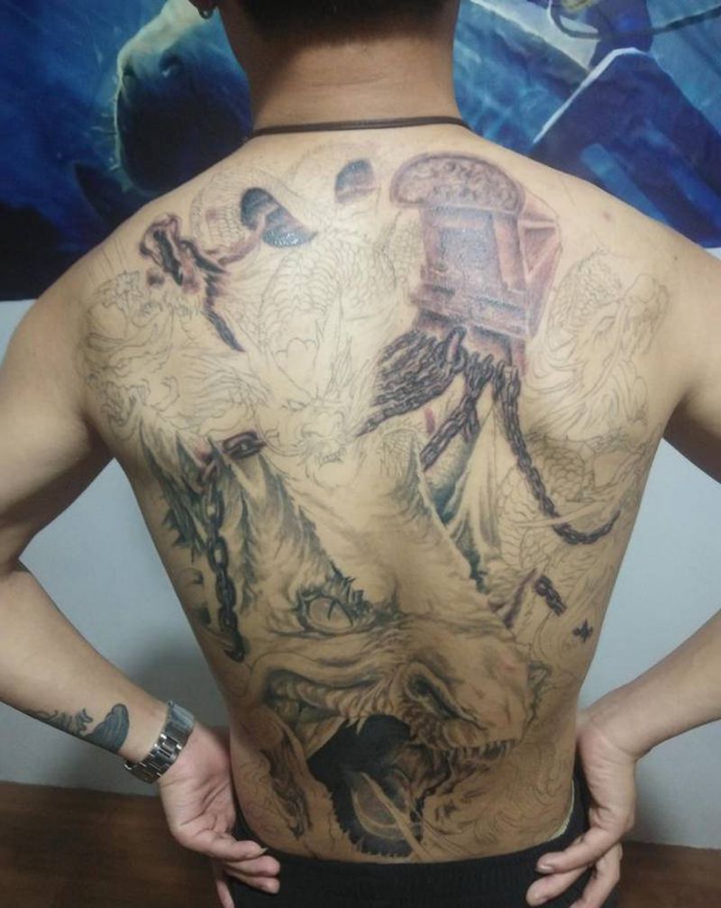 艺伎九龙拉棺纹身图片_背部欧美写实纹身图案