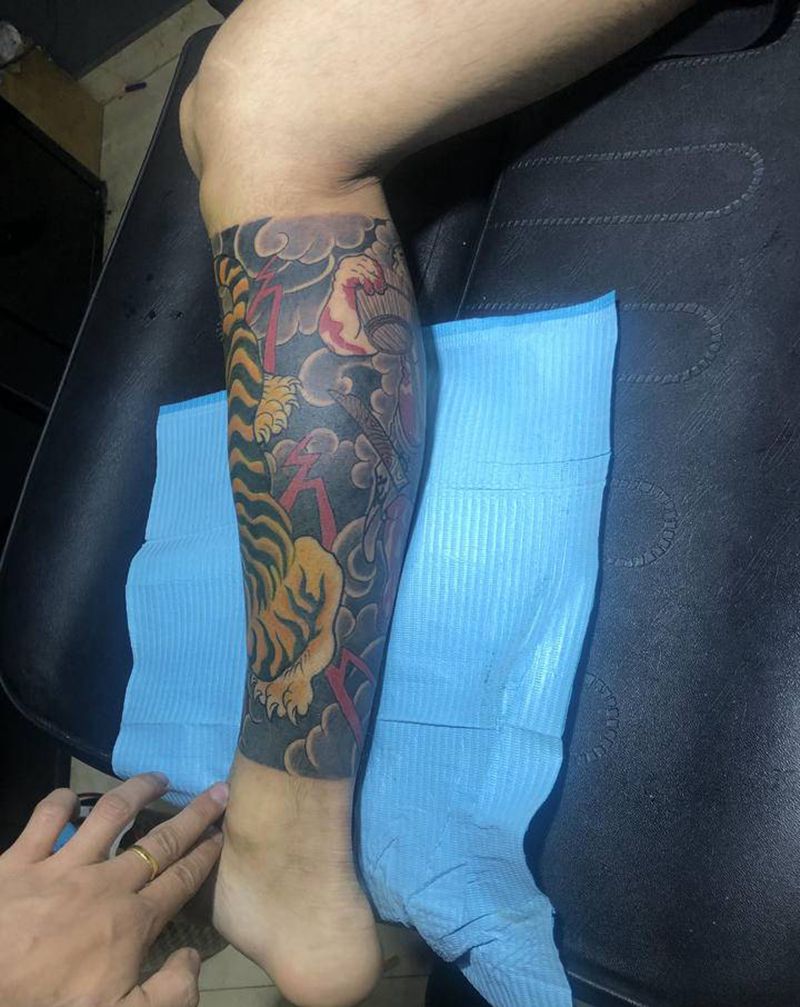 老传统纹身图片_腿部老传统老虎纹身图案