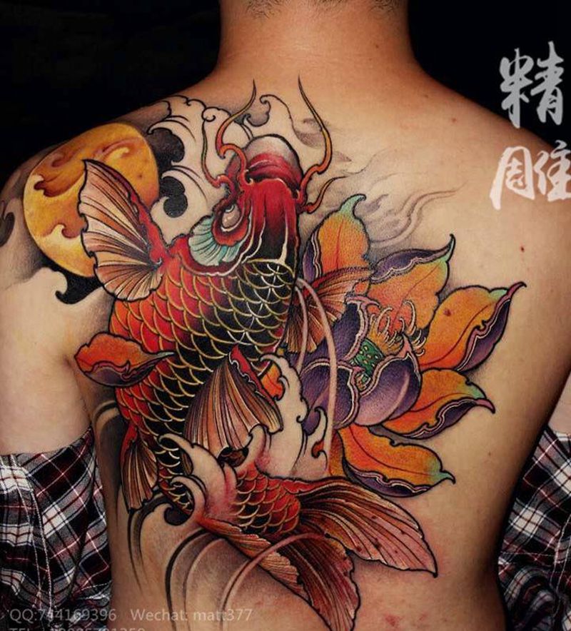 锦鲤纹身图片_肩部背部新传统锦鲤鱼新传统纹身图案