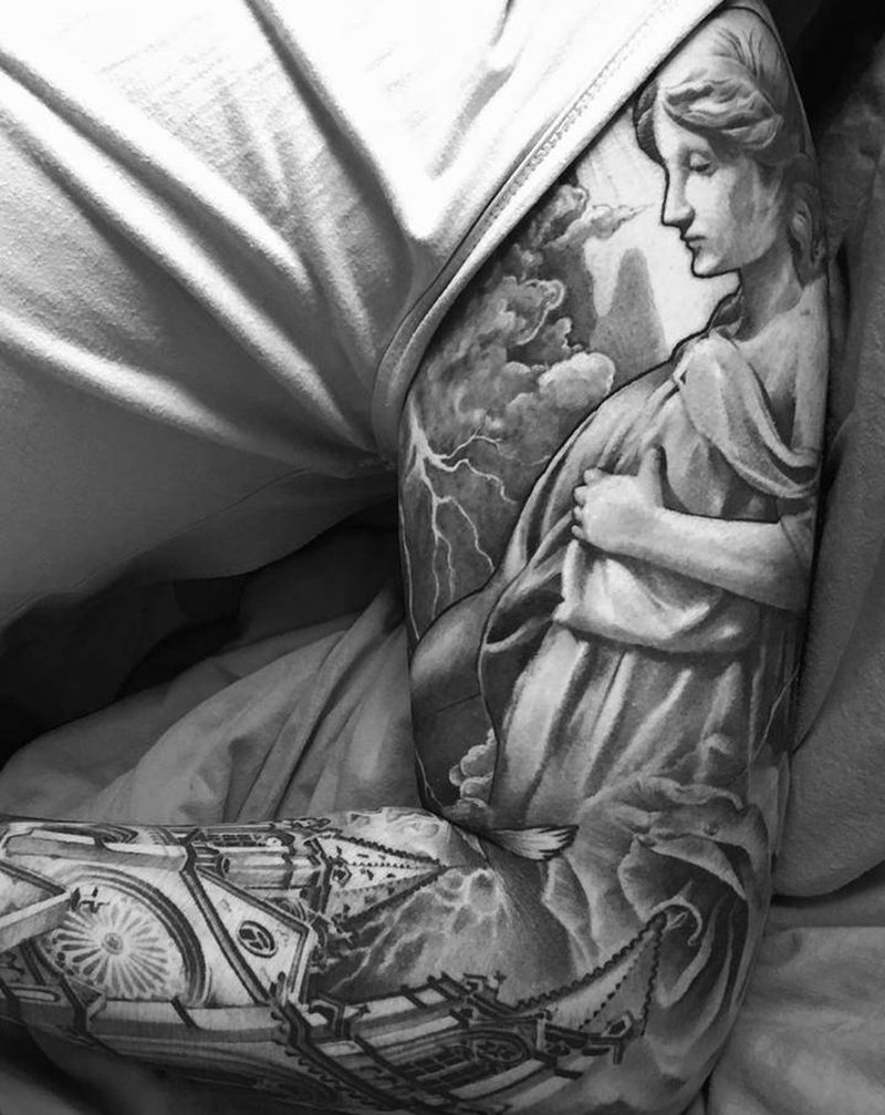 客人为媳妇做的花臂纹身图片_手臂欧美写实肖像素描写实花臂纹身图案