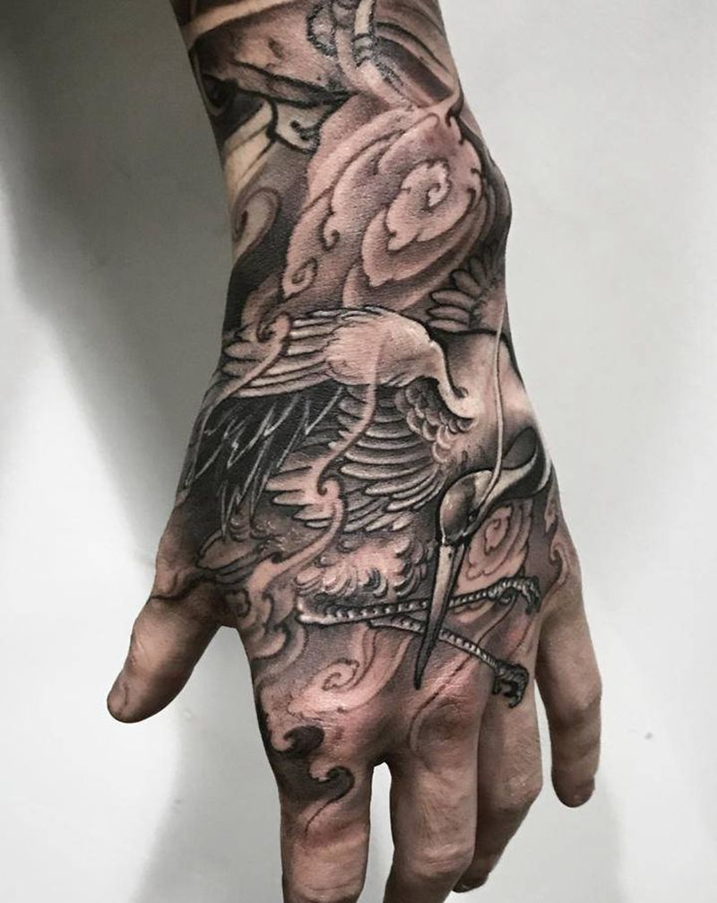 风声鹤唳纹身图片_手部新传统鹤风声鹤唳手背纹身图案