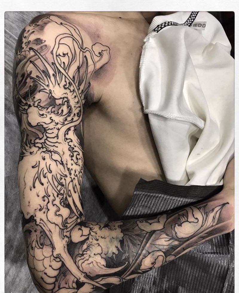 很瘦的哥们纹身图片_手臂新传统龙菊花龙花臂纹身图案