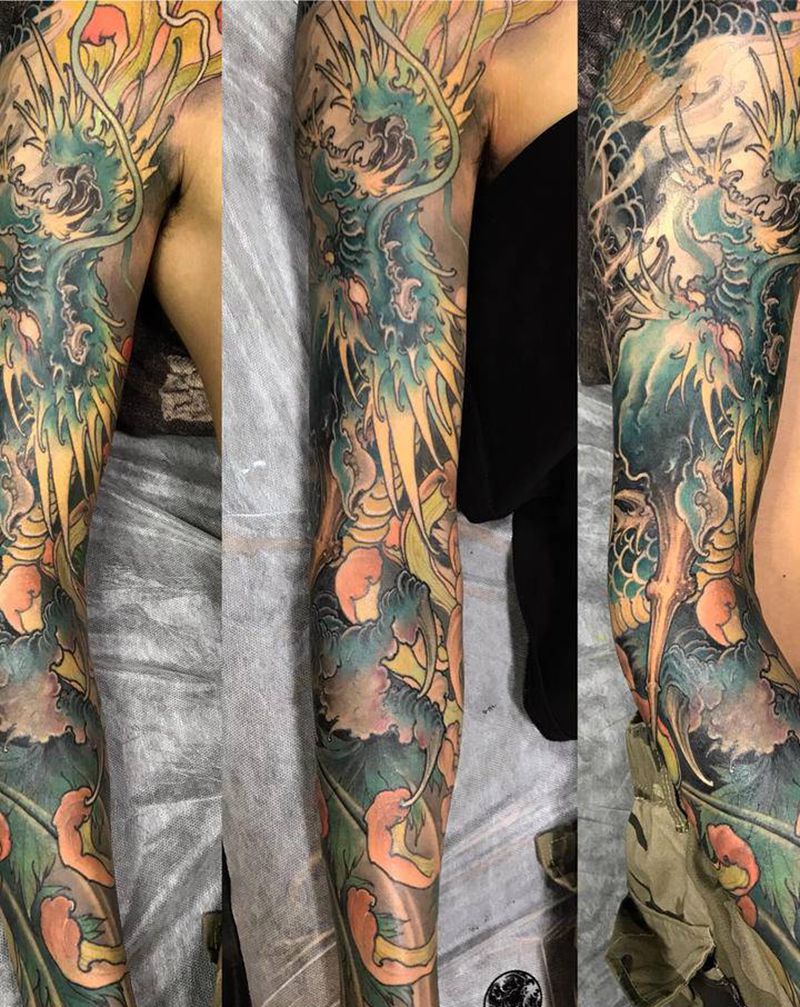 龙臂纹身图片_手臂新传统龙菊花花臂龙纹身图案