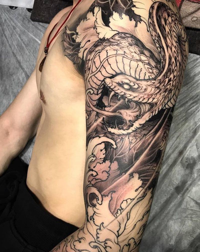 底雾纹身图片_手臂新传统花与蛇牡丹黄金蟒纹身图案