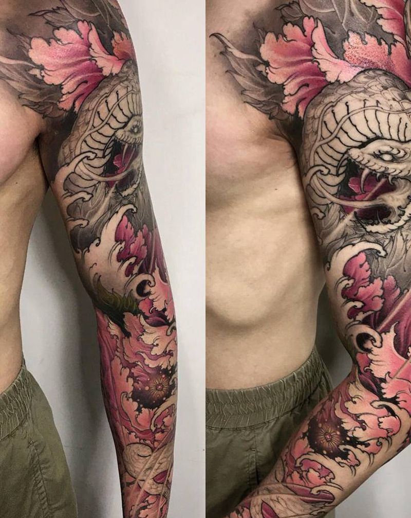 牡丹上色纹身图片_手臂新传统花与蛇牡丹蟒蛇纹身图案