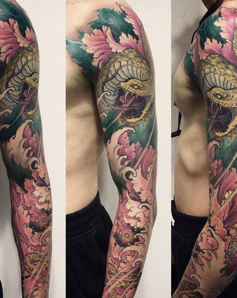 蟒家仙纹身图片_手臂新传统蟒蛇牡丹花与蛇纹身图案