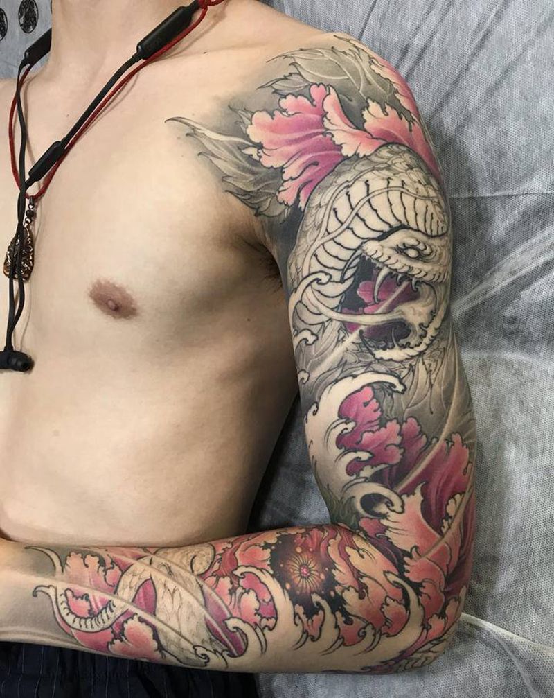 牡丹蛇纹身图片_手臂新传统牡丹蟒蛇花与蛇纹身图案