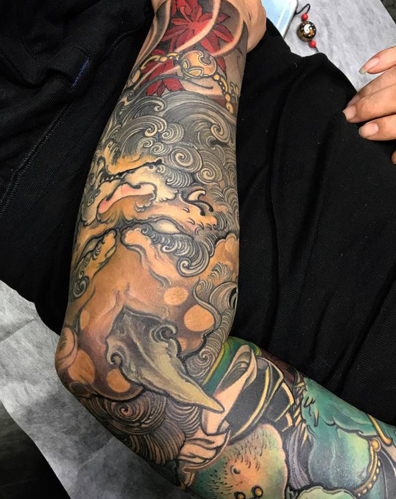 花臂夜叉纹身图片_手臂新传统花臂夜叉唐狮纹身图案