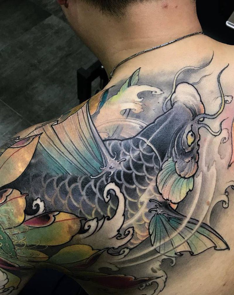 锦鲤盖胎记纹身图片_肩部新传统锦鲤鲤鱼遮盖胎记纹身图案