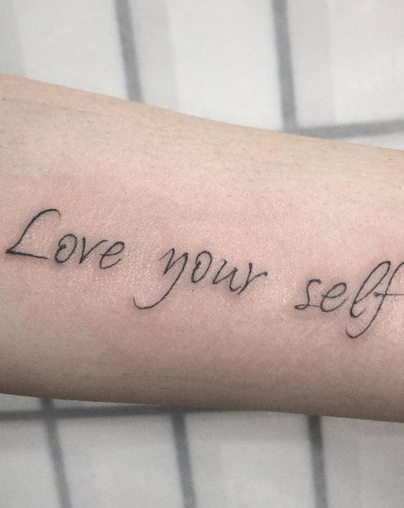 小字母纹身纹身图片_手部小清新小字母英文纹身图案