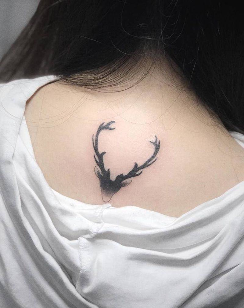 小鹿纹身图片_背部几何图腾纹身图案