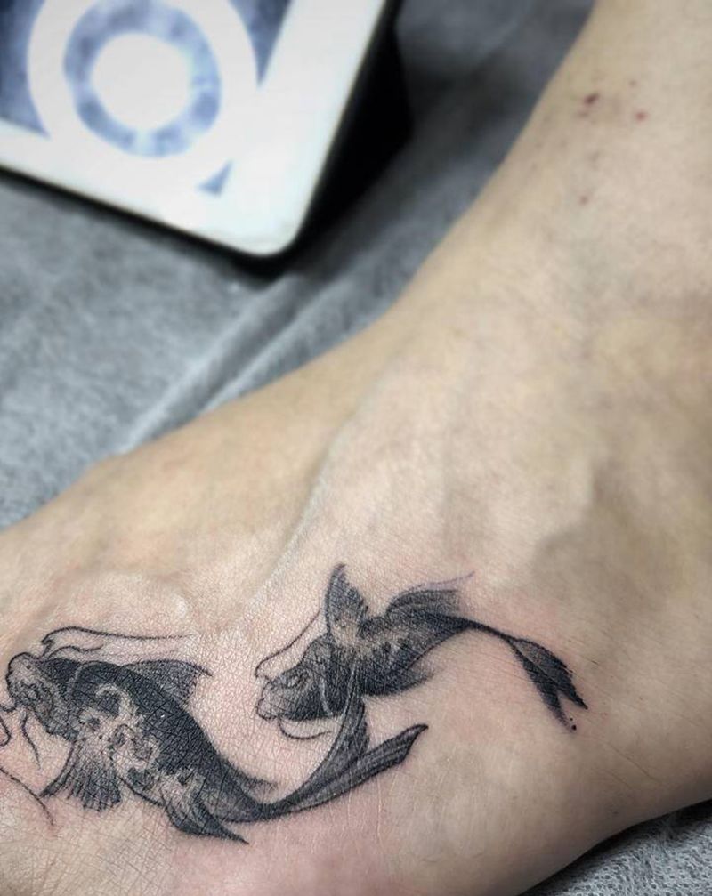 鱼纹身图片_腿部水墨脚背鲤鱼纹身图案