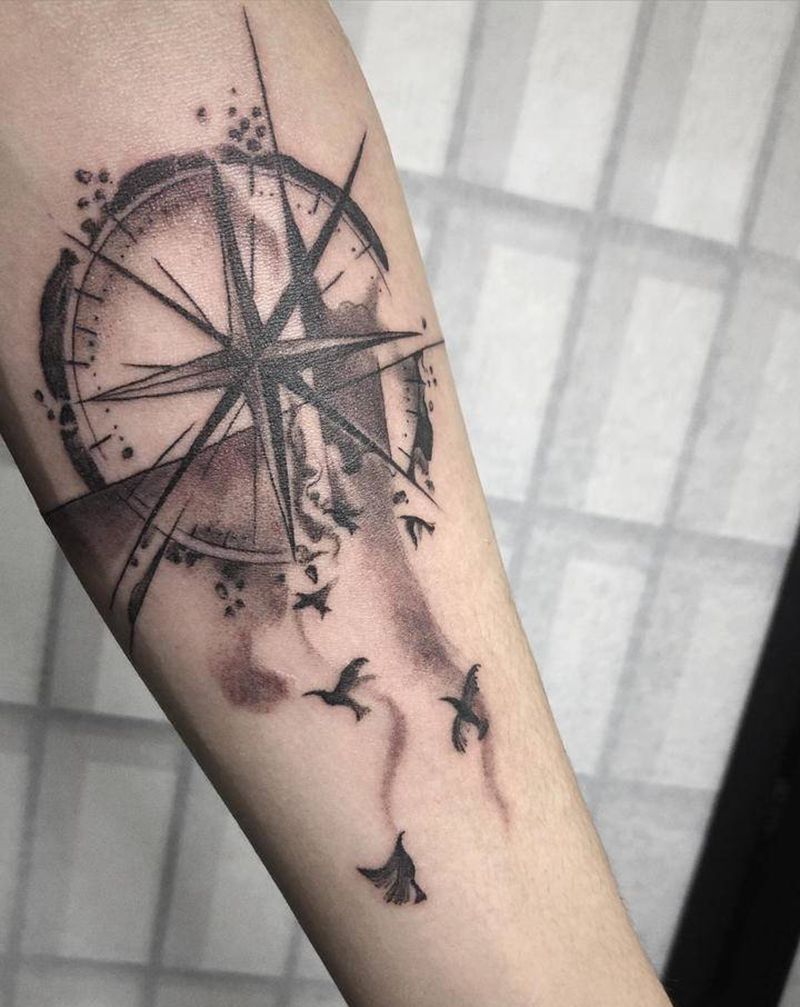 指南针纹身图片_手部新传统水墨泼墨指南针纹身图案