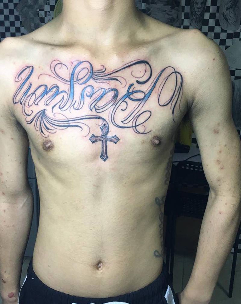 齐卡诺花体花胸纹身图片_胸部新传统花体字纹身图案