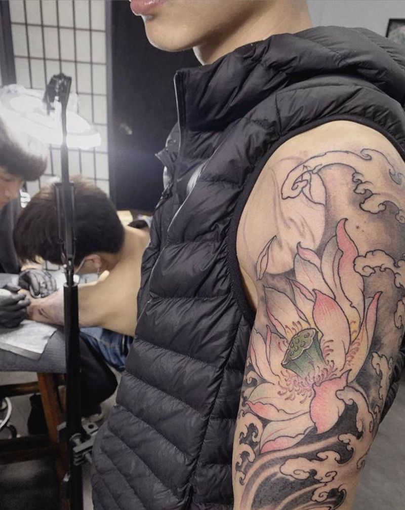 荷花纹身图片_手臂新传统荷花纹身图案