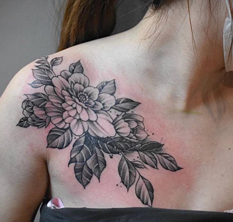 素花纹身图片_胸部纹身图案