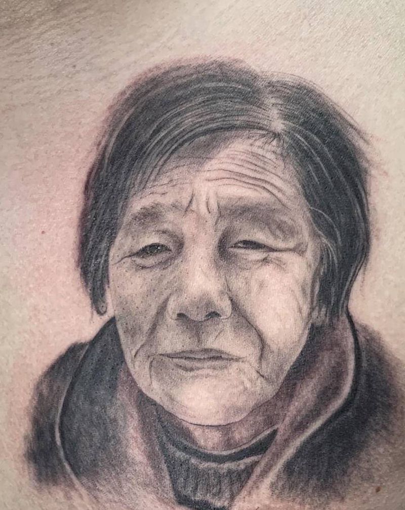 客人的奶奶纹身图片_胸部欧美写实肖像纹身图案