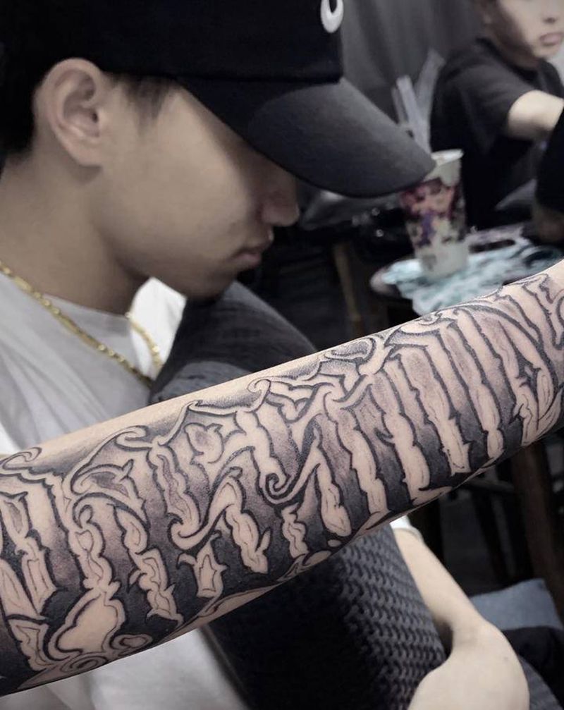 手臂纹身图片_奇卡洛英文纹身图案