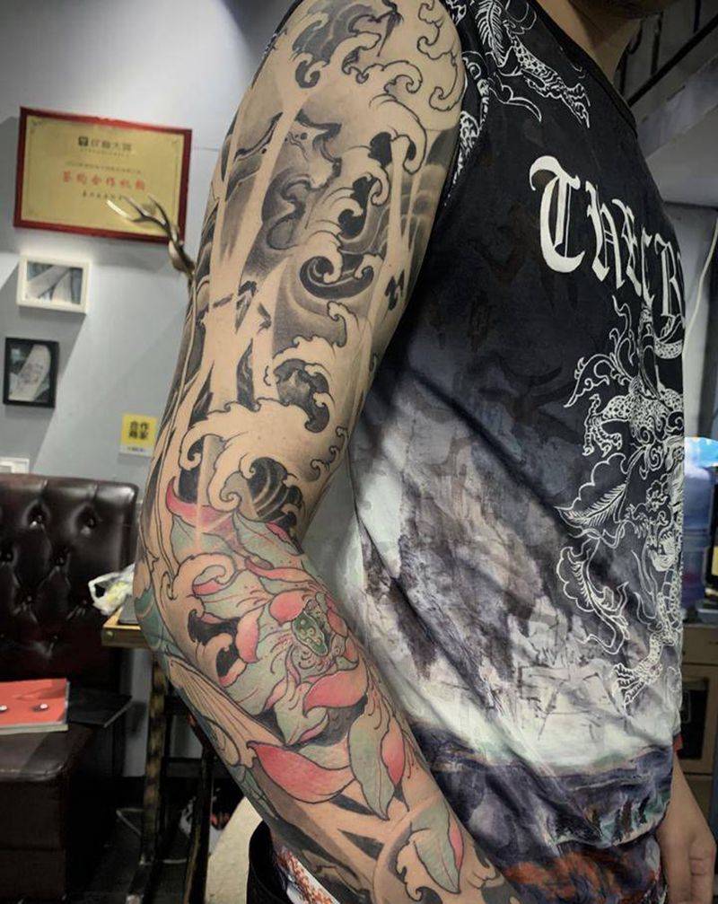 荷花彩色纹身图片_新传统荷花花臂纹身图案