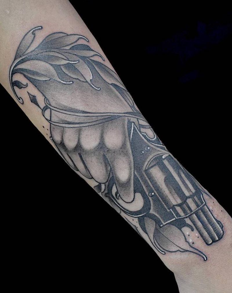 手枪纹身图片_手臂纹身图案