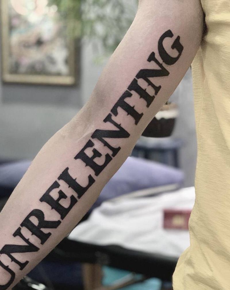 大字母纹身图片_手部纹身图案