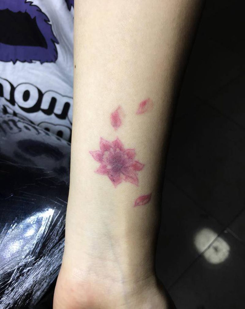 彩色花遮盖旧纹身纹身图片_手臂欧美写实New School纹身图案