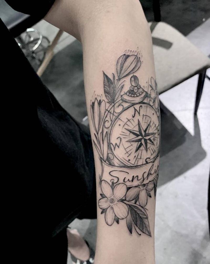 指南针吗纹身图片_手部纹身图案
