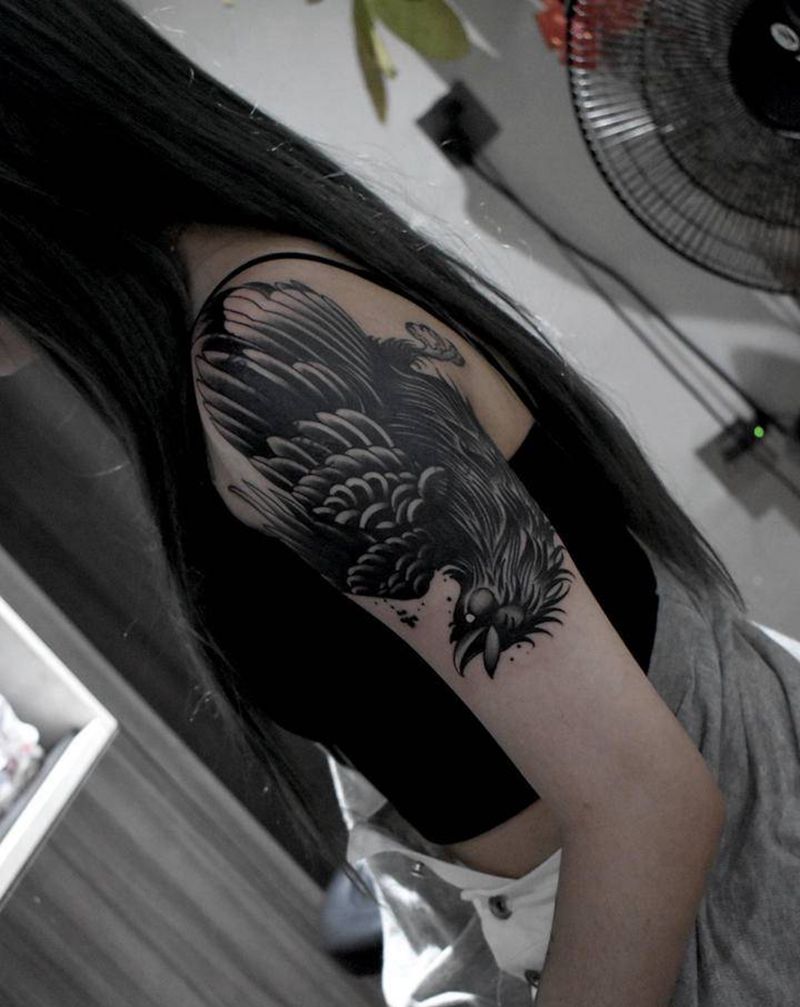 乌鸦遮盖纹身图片_手臂纹身图案