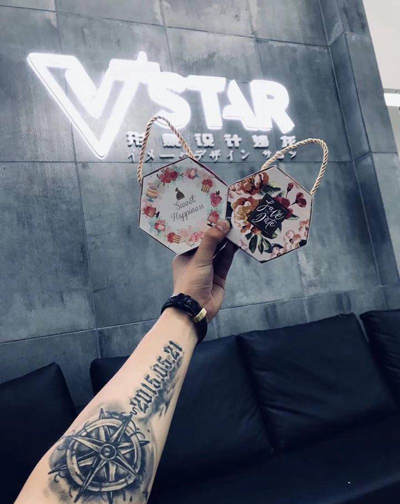 指南针纹身图片_手臂New School几何纹身图案